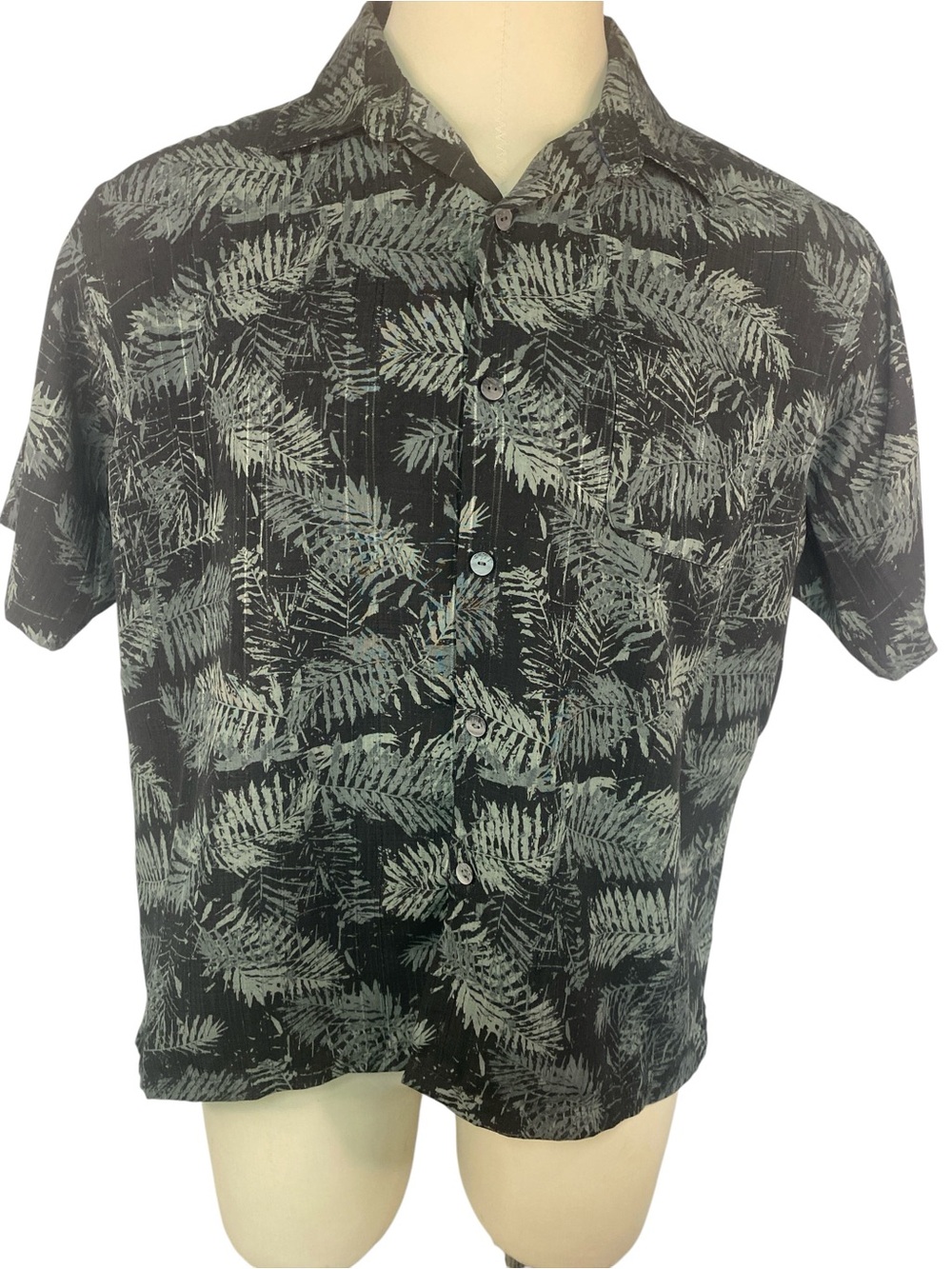 Van Heusen Black Short-Sleeve Button-Up Shirt with Leaf Print Men’s XL